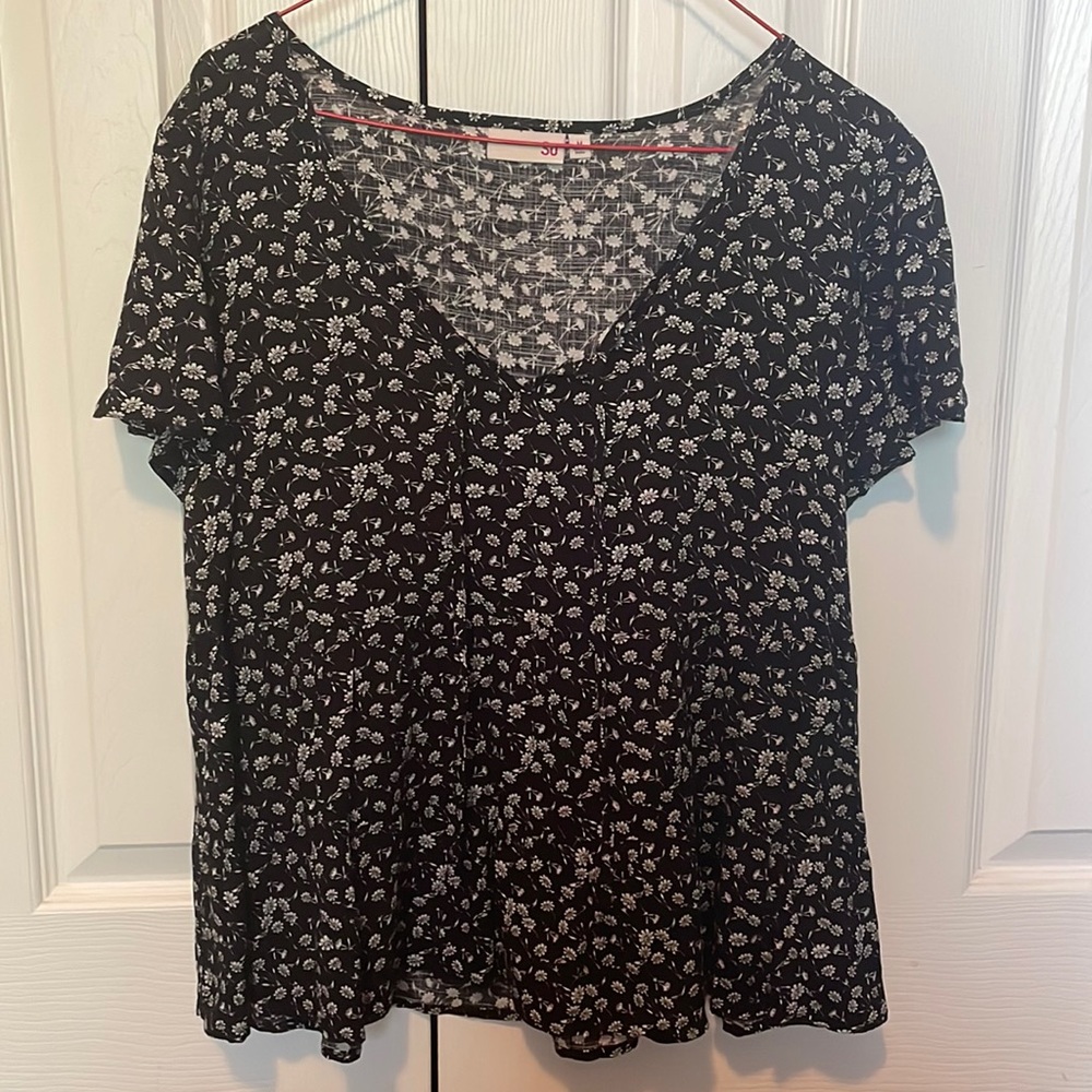 Black Boho-Chic top with flowers size medium. NWT